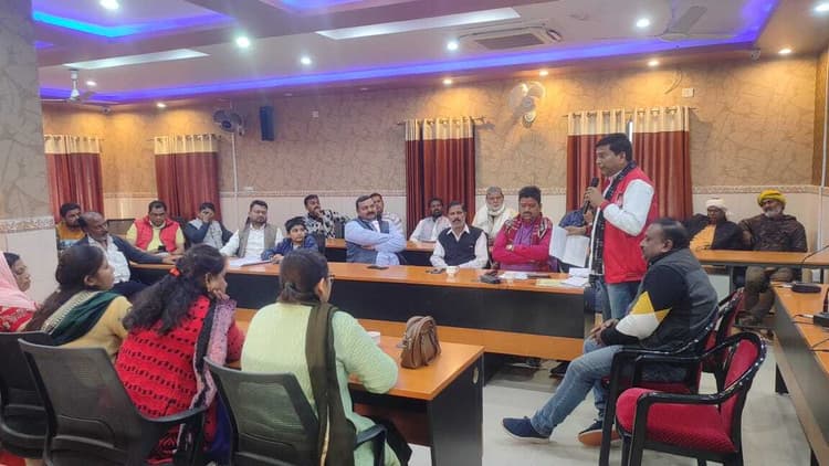 निगम पार्षदों की बैठक में पार्षद निधि लागू करने पर जोर