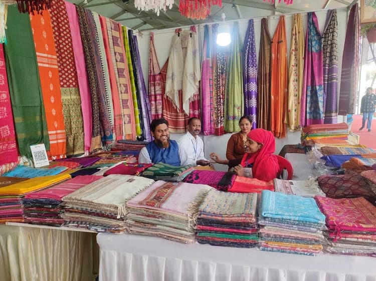 राष्ट्रीय खादी व सरस महोत्सव में पांच एसएचजी ने लगाये स्टॉल