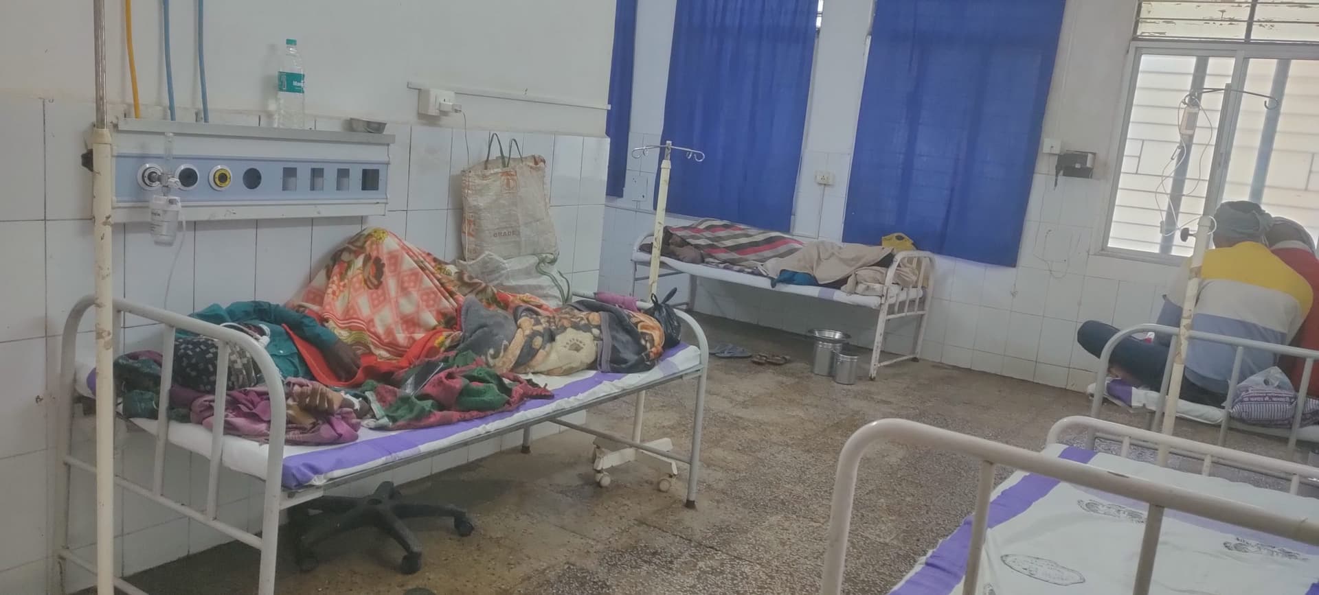 पूस की रात की ठिठुरन, मरीजों को नहीं मिल रहा कंबल