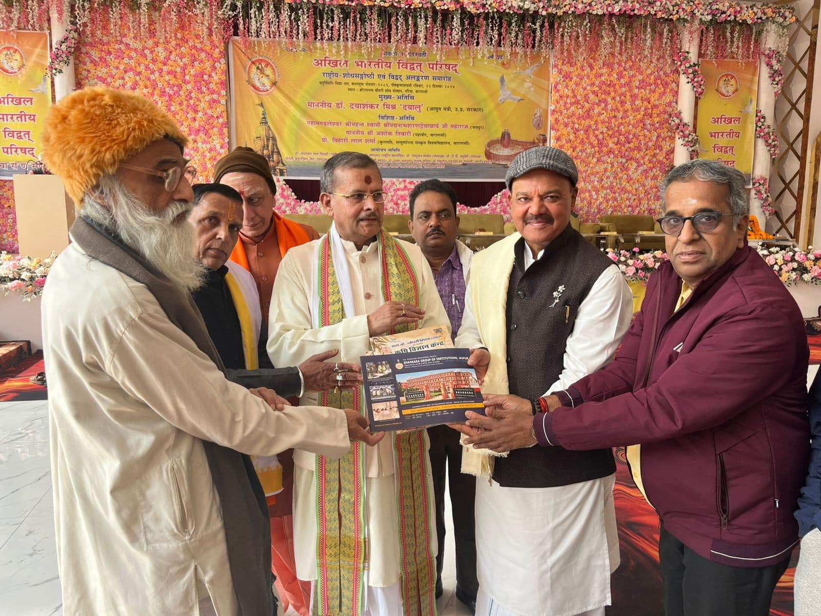 Madhubani News : शिक्षाविद डाॅ. संत चौधरी विद्वद्भूषण सम्मान से सम्मानित