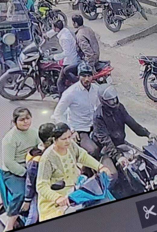 Giridih News: चलती स्कूटी से उचक्कों ने महिला से की चैन की छिनतई