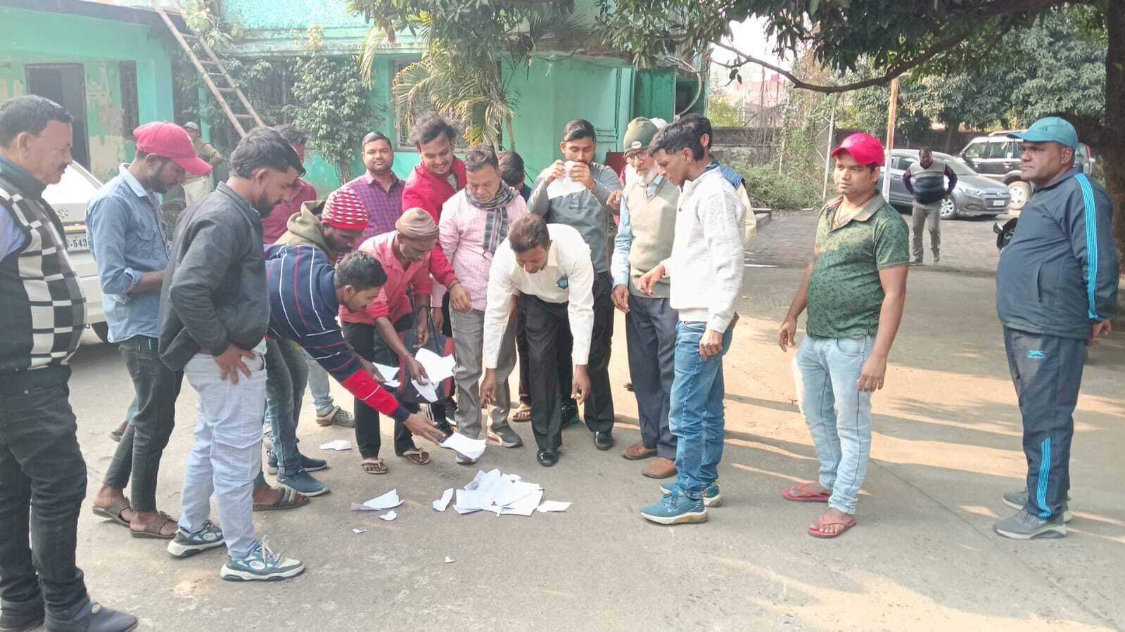 Giridih News: बिजली बिल माफ नहीं होने पर उपभोक्ताओं ने विरोधस्वरूप जलाया आवेदन