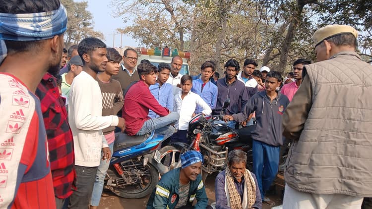 खेत में लगी फसल को किया नष्ट, विरोध में रोड स्थल