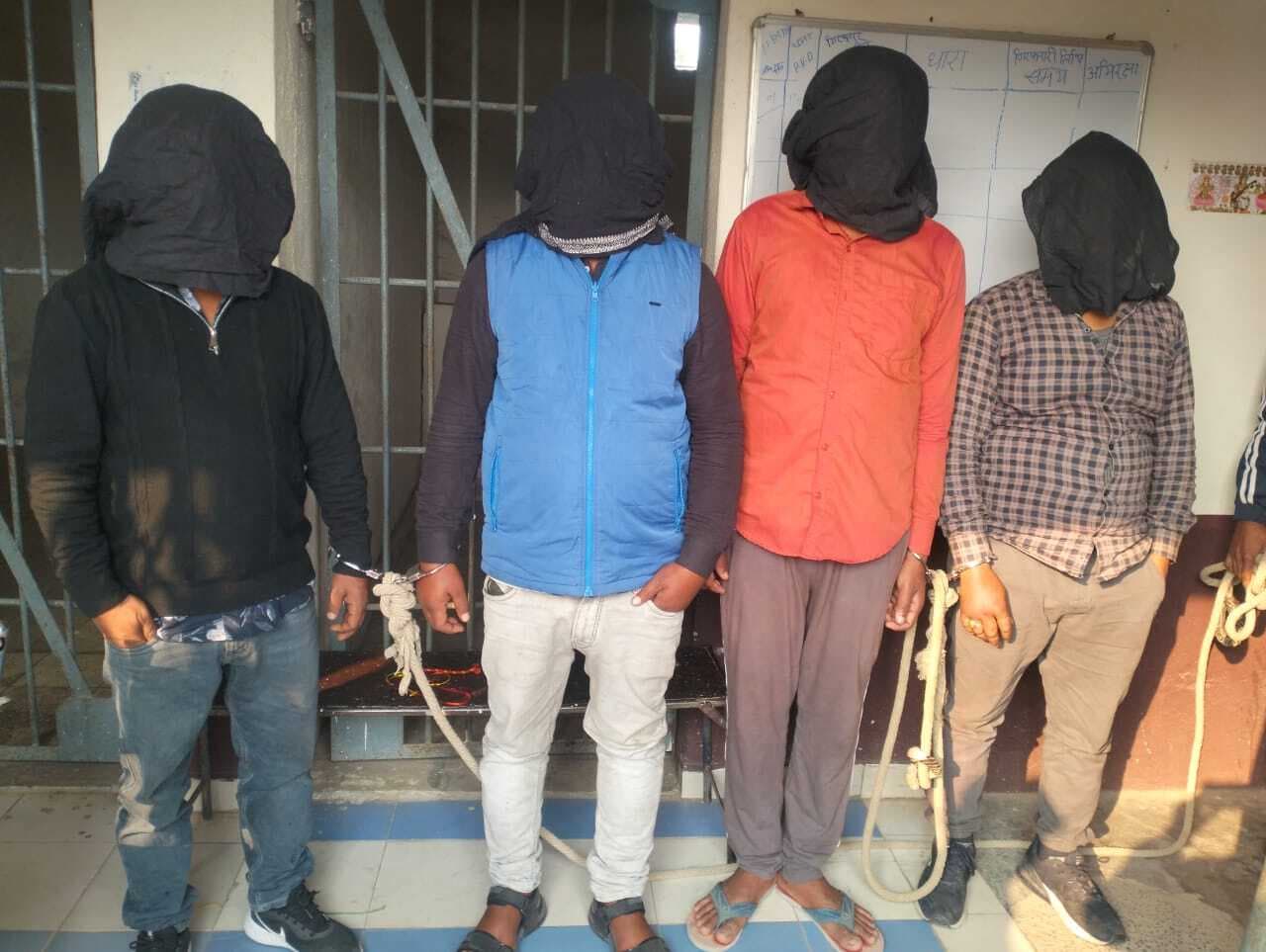 अंतरजिला गिरोह के चार चोर गिरफ्तार, कार जब्त