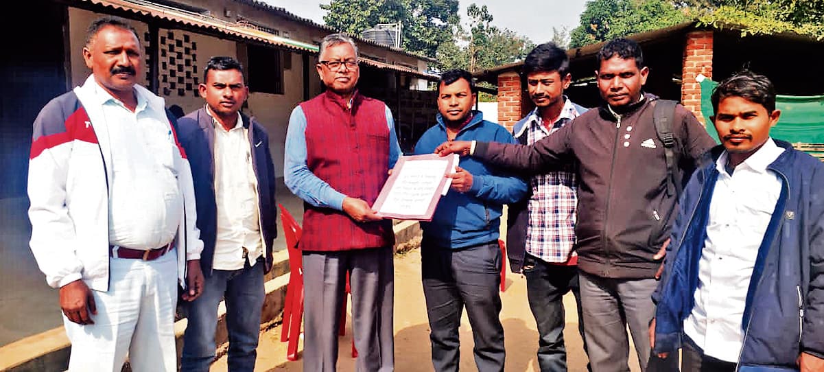 seraikela kharsawan new: गांव के बढ़े हुए परिवारों को विस्थापित मान पुनर्वास व नौकरी दे सरकार