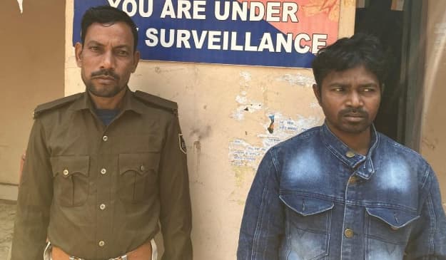 15 लीटर शराब के साथ तस्कर गिरफ्तार