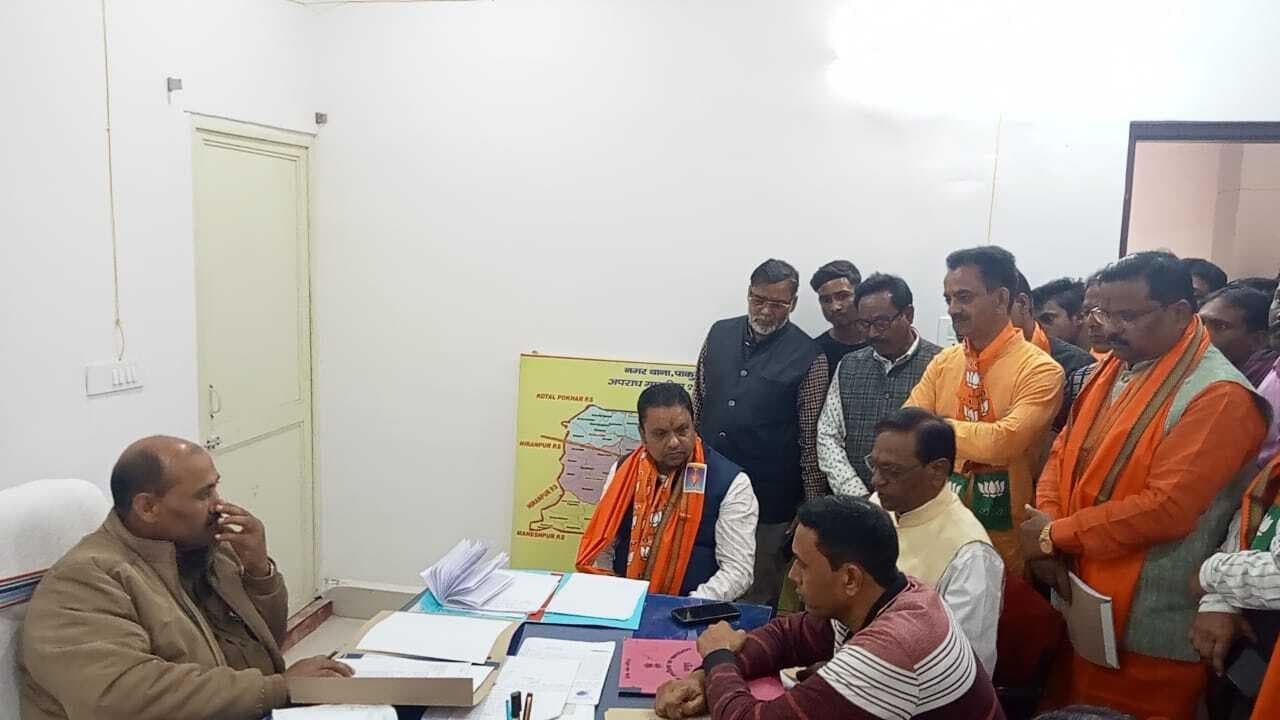 भाजपा का झंडा फेंके जाने पर कार्यकर्ता नाराज