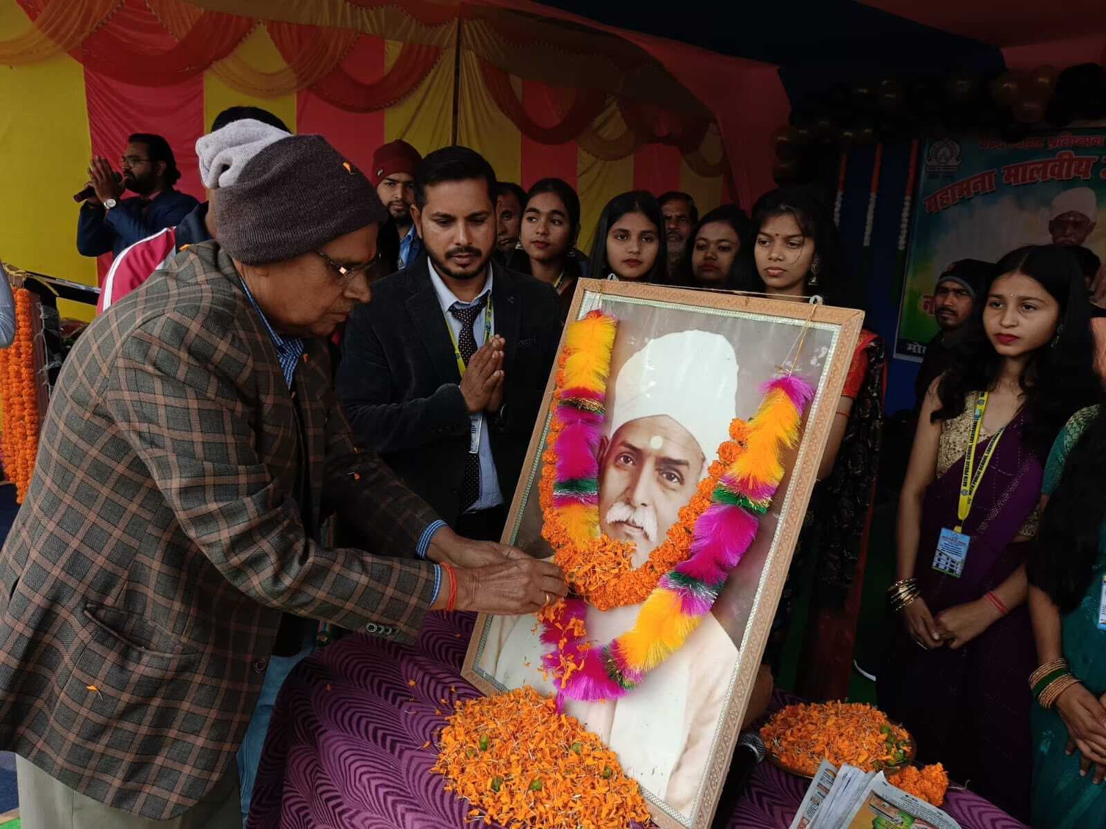 बच्चों को प्रभु ईशु, महामना मालवीय व वाजपेयी के बारे में दी जानकारी