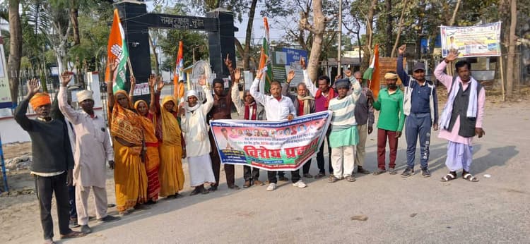 बिहार में बंद पड़े उद्योगों को चालू करने की मांग को ले किया प्रदर्शन, डीएम को सौंपा ज्ञापन