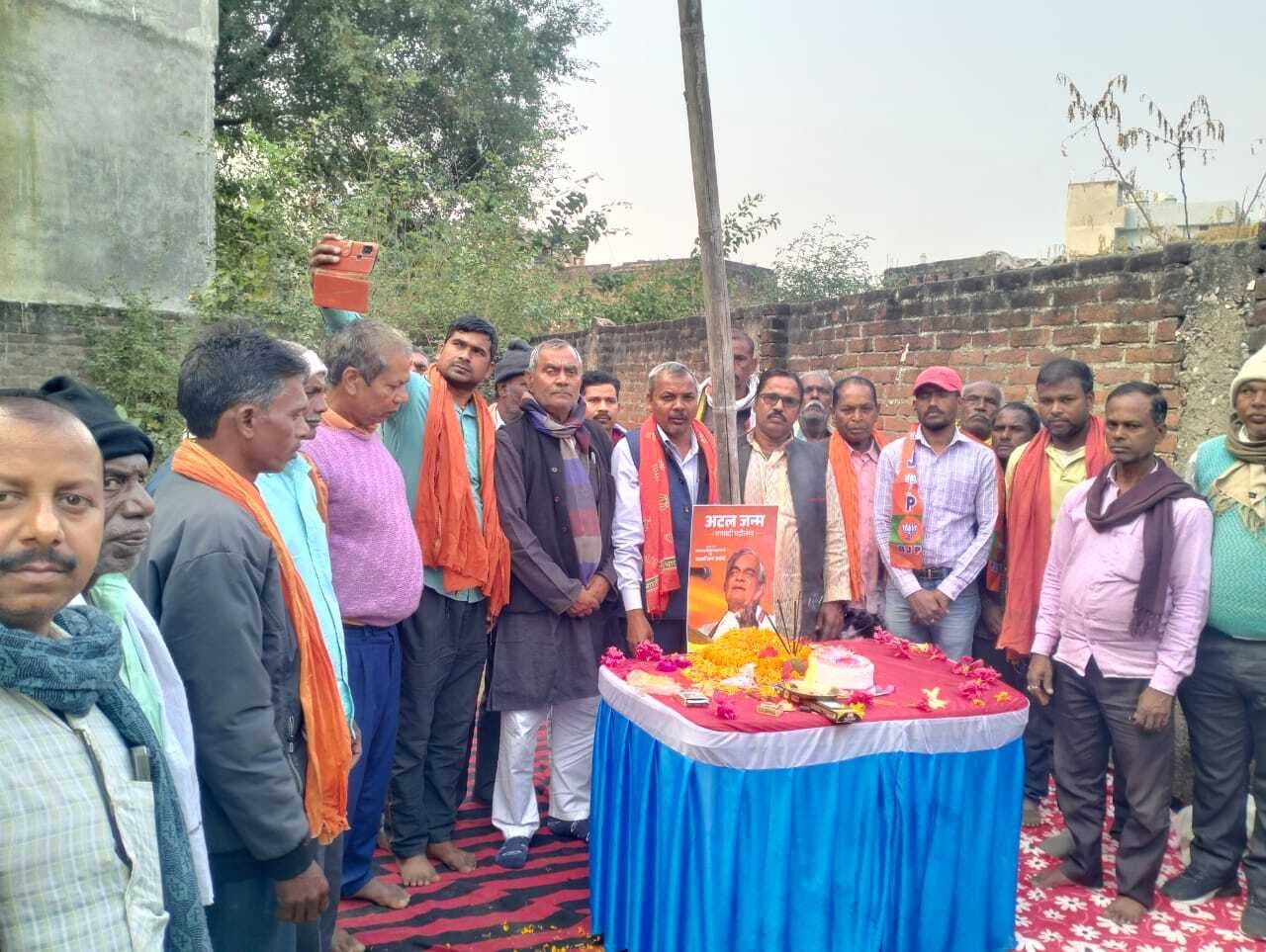 भाजपा कार्यकर्ताओं ने अटल बिहारी वाजपेयी को किया याद
