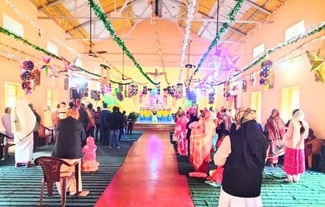गिरजाघरों में उमंग व उत्साह के साथ मना क्रिसमस, विशेष प्रार्थना सभा में शामिल हुए लोग