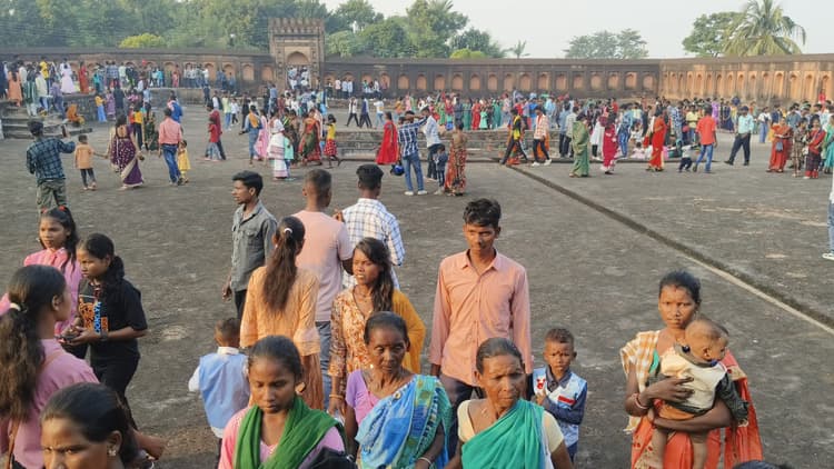 राजमहल के ऐतिहासिक धरोहर क्रिसमस पर हुए गुलजार, पर्यटकों की जुूटी भीड़