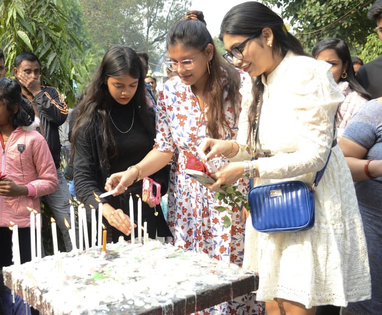 Dhanbad News : गिरजाघरों में उमड़े धर्मावलंबी, प्रार्थना सभा में कैंडल जला की यीशु की आराधना