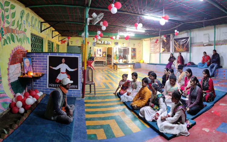 काव्य उत्सव में बच्चों को अटल जी की सुनाई गयी जीवनी