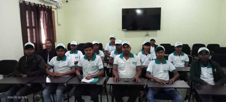 ग्रामीण पृष्ठभूमि के युवा हुनरमंद बनने के लिए मोबाइल रिपेयरिंग का ले रहे प्रशिक्षण