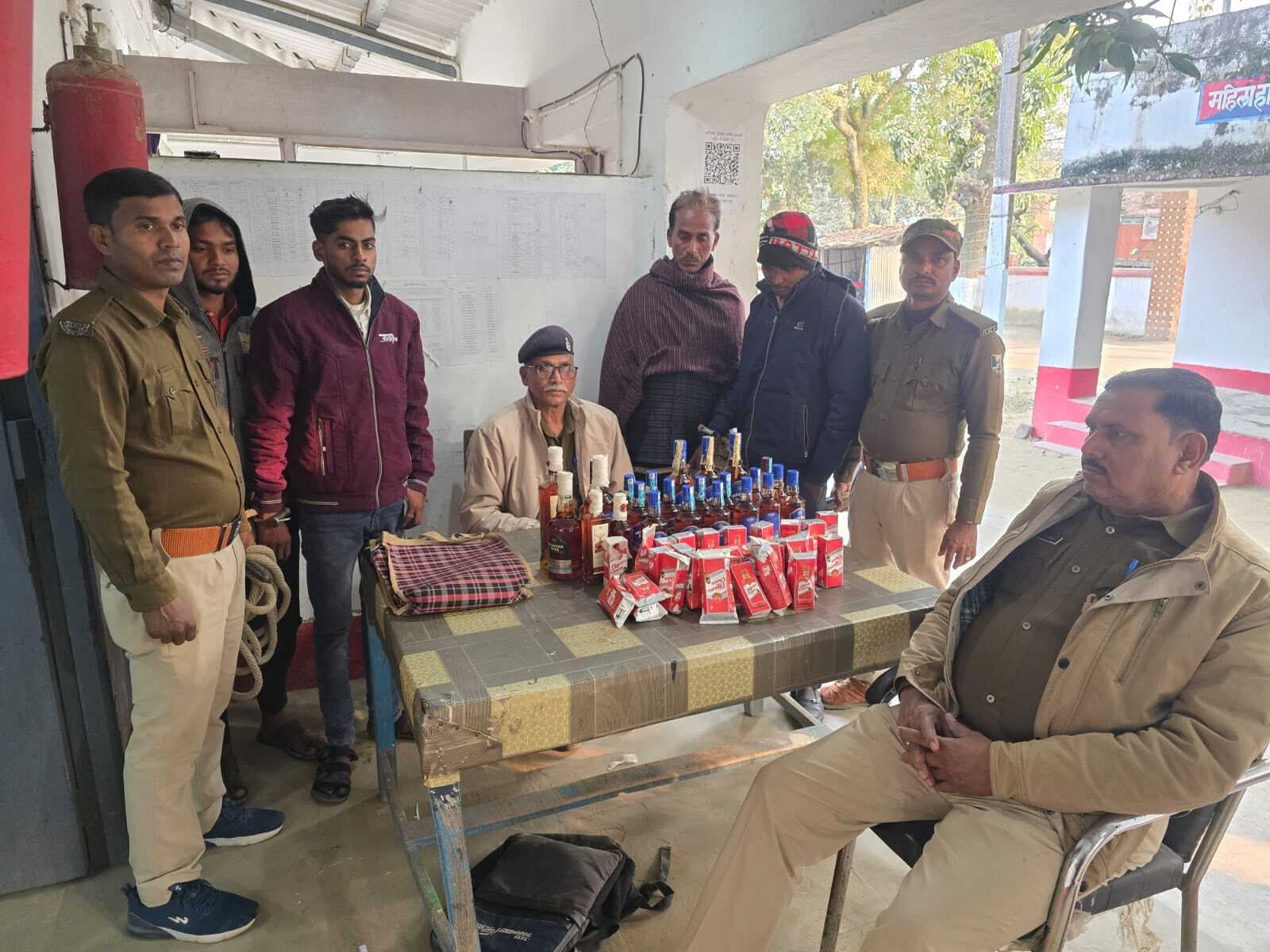 आजमनगर पुलिस ने शराब के साथ चार तस्करों को किया गिरफ्तार