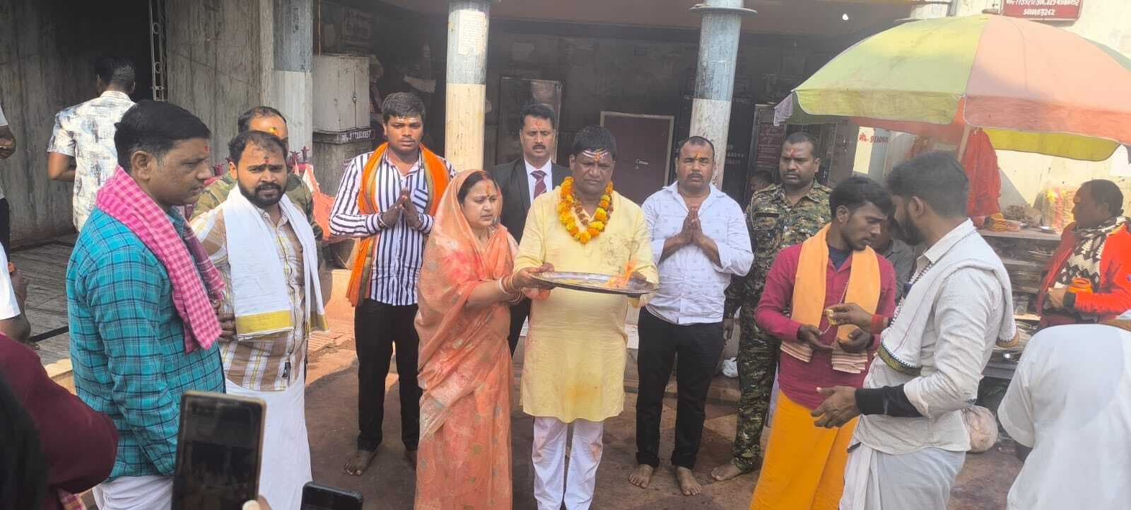 धनबाद सांसद ने की बाबा फौजदारी बाबा की पूजा