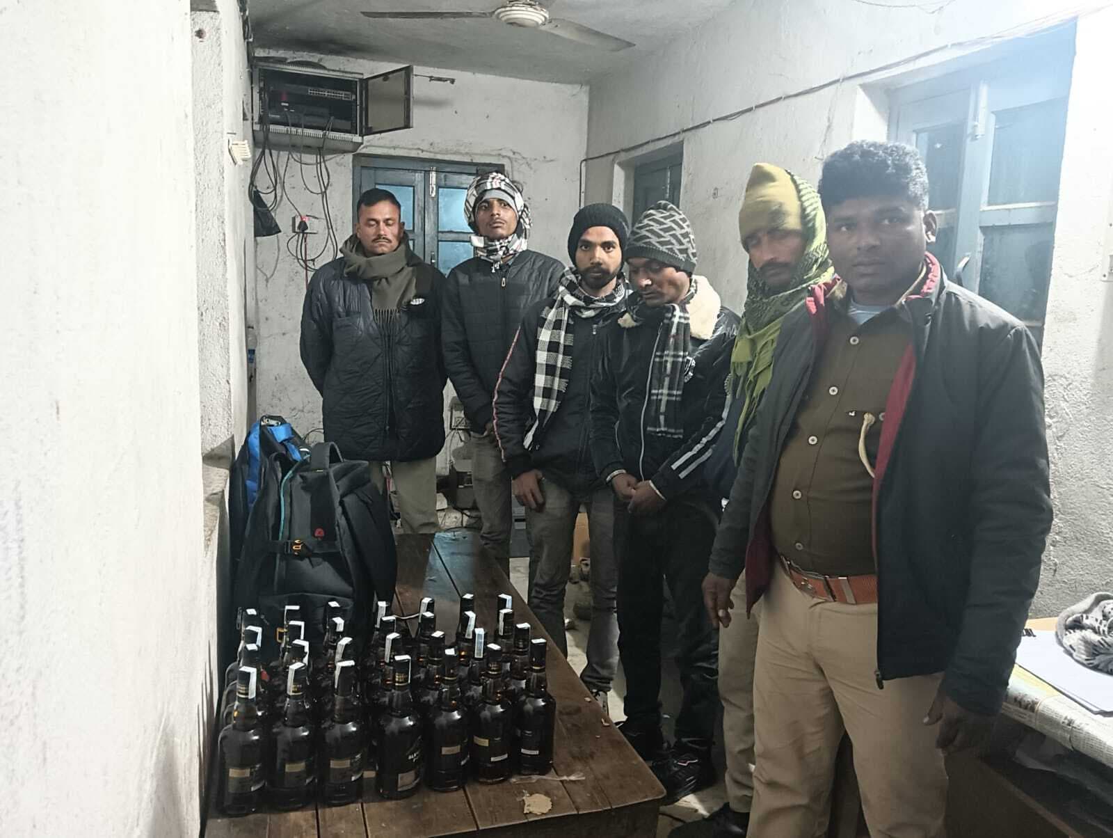 बस से 28 बोतल विदेशी शराब के साथ तीन युवक गिरफ्तार