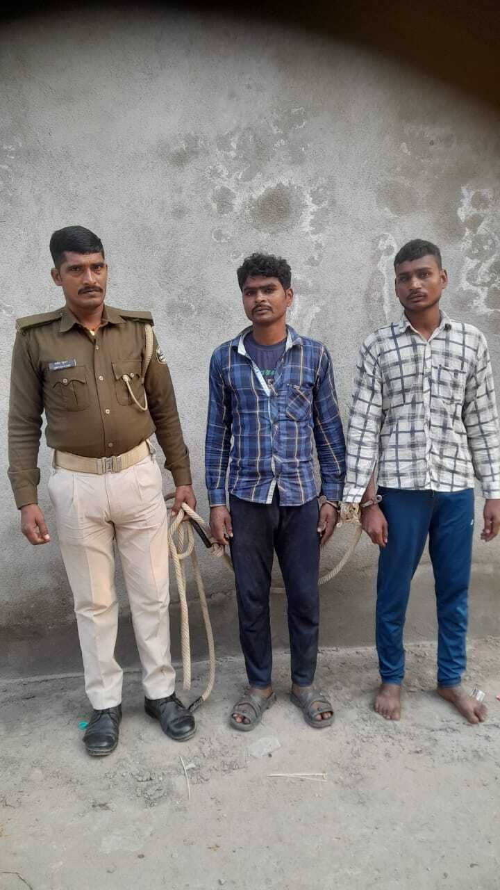 पुलिस से नोंकझोंक कर शराब तस्कर को छुड़ाया, दो गिरफ्तार