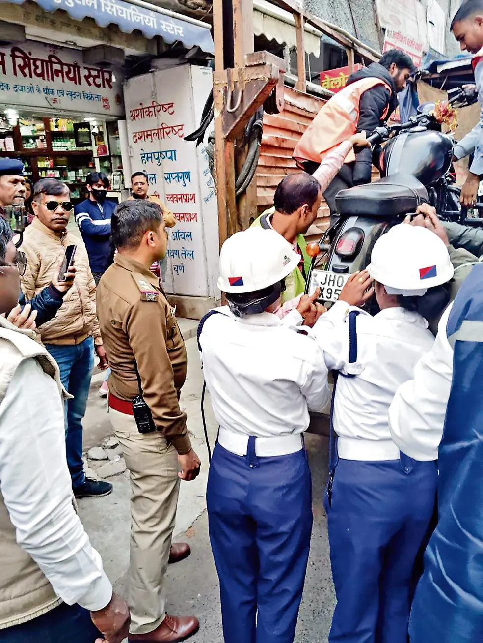 Ranchi news : अपर बाजार में चला अतिक्रमण हटाओ अभियान, ठेला व वाहन जब्त