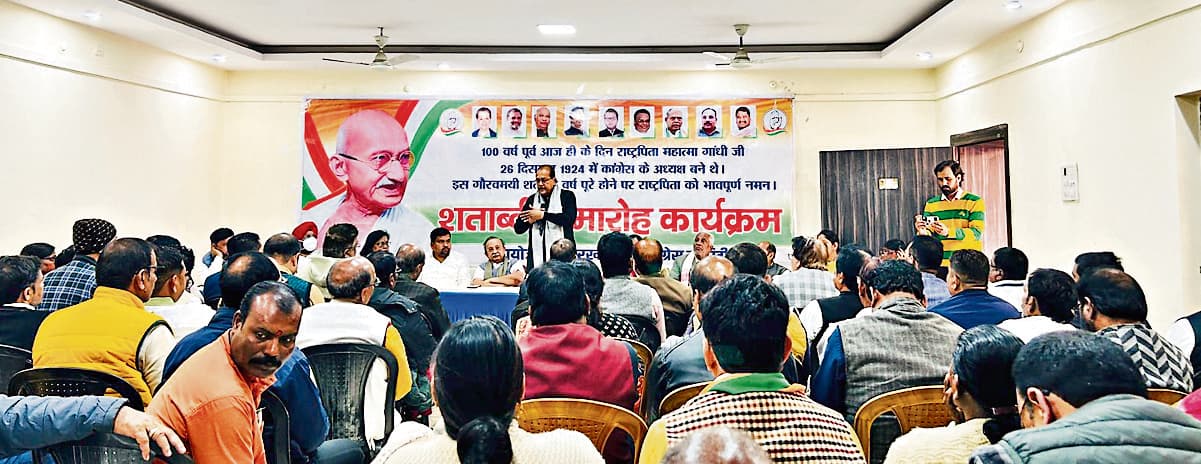Political News : केंद्र की सत्ता गांधी के विचारों और संविधान को बदलने का कर रही प्रयास : किशोर