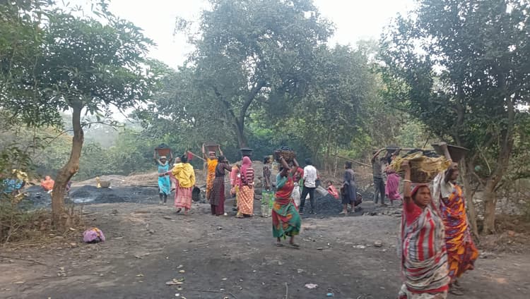 Dhanbad News :सिक्युरिटी टीम ने भारी मात्रा में जब्त किया कोयला, अधिकांश लूट ले गयीं महिलाएं