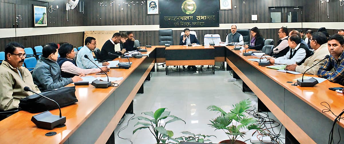 Jamshedpur News : युवाओं को जिले में ही रोजगार मिले, इस दिशा में करें प्रयास : डीसी