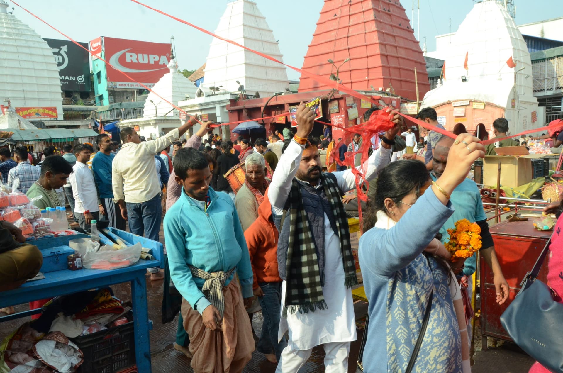 Deoghar News : 40 हजार भक्तों ने किया जलार्पण, वीआइपी भी पहुंचे