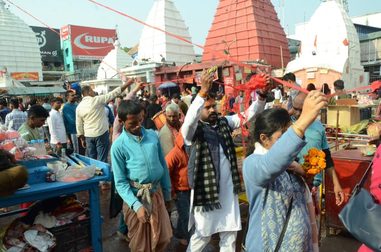 Deoghar News : 40 हजार भक्तों ने किया जलार्पण, वीआइपी भी पहुंचे