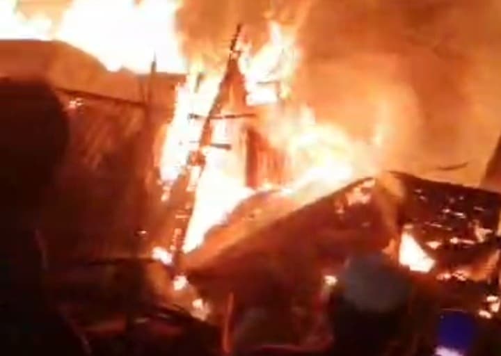 बागढर गांव में आग से तीन परिवारों के घर जलकर राख