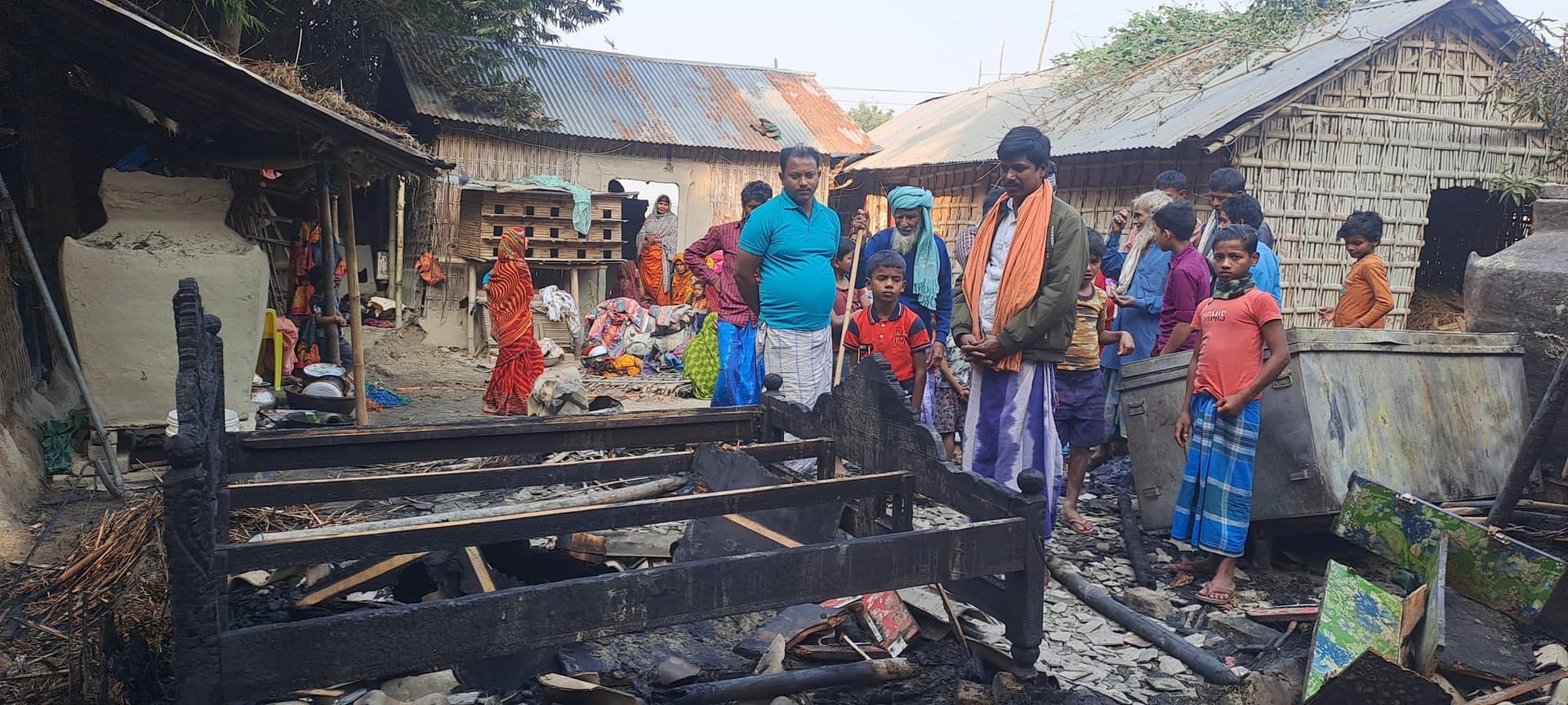 आग लगने से तीन घर जलकर राख, लाखों का हुआ नुकसान