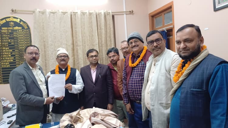 लंबित प्रोन्नति को लेकर प्राथमिक शिक्षक के प्रतिनिधि ने डीइओ से की मुलाकात