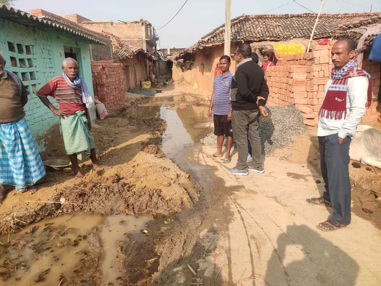 कुआं का पानी सड़क पर बहने को लेकर दो पक्षों के बीच तनाव