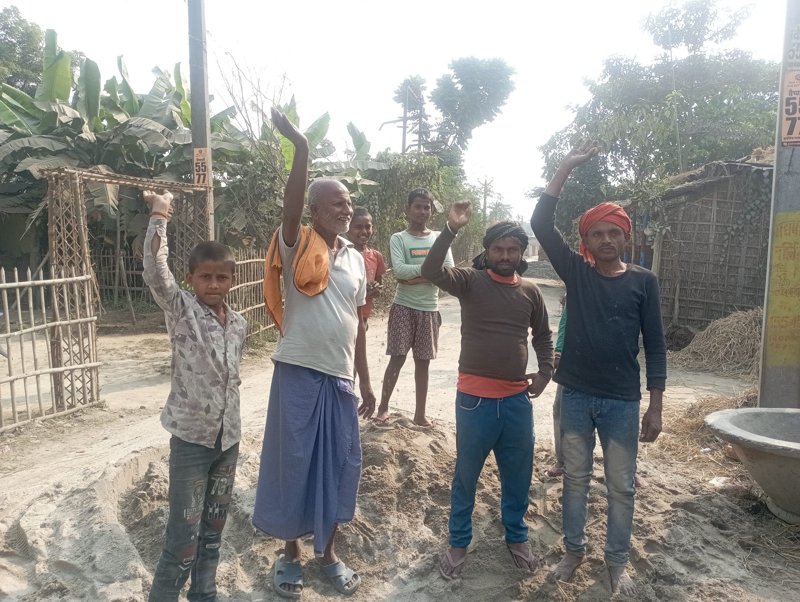 सड़क निर्माण में अनियमितता, ग्रामीणों ने किया प्रदर्शन