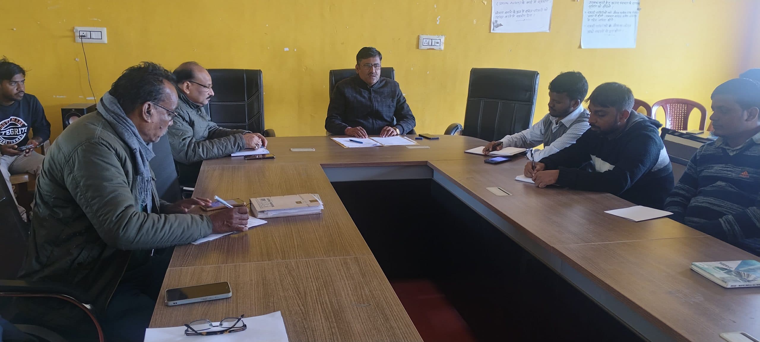 बीडीओ ने बैठक से नदारत रोजगार सेवक व पंचायत सचिव से किया शोकॉज