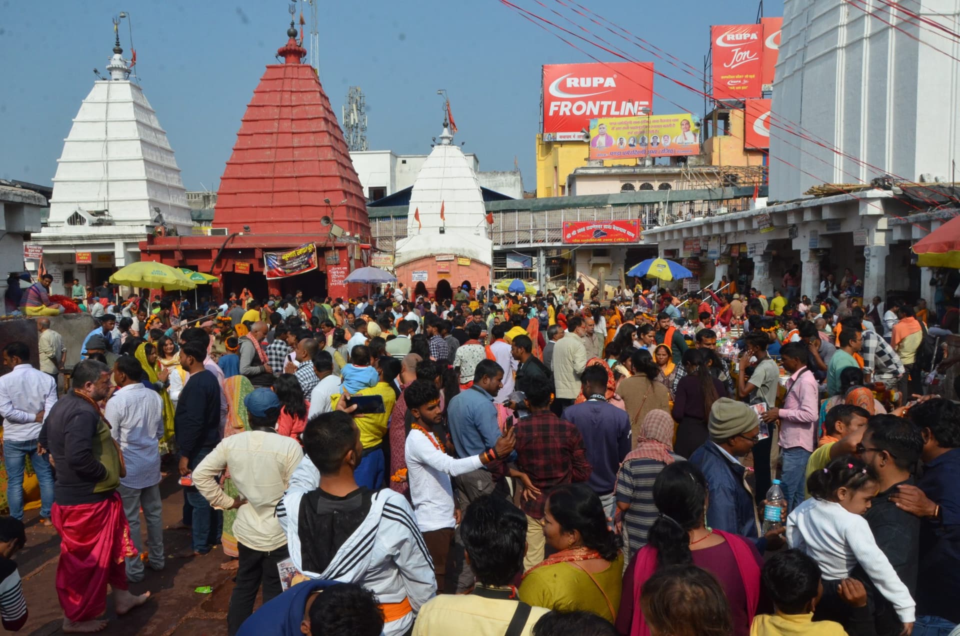 Deoghar News : बाबा मंदिर में लंबी हुई कतार, पूजा करने में लग गये तीन से चार घंटे