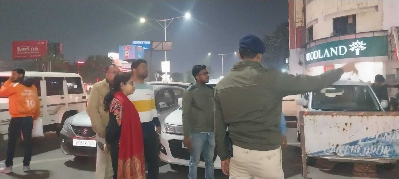 Jamshedpur News : सड़क पर उतरी एसडीओ, कई गाड़ियों की निकाली हवा, कई से वसूला जुर्माना