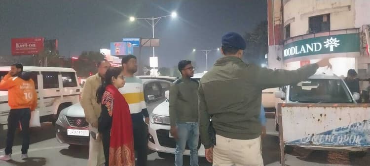 Jamshedpur News : सड़क पर उतरी एसडीओ, कई गाड़ियों की निकाली हवा, कई से वसूला जुर्माना