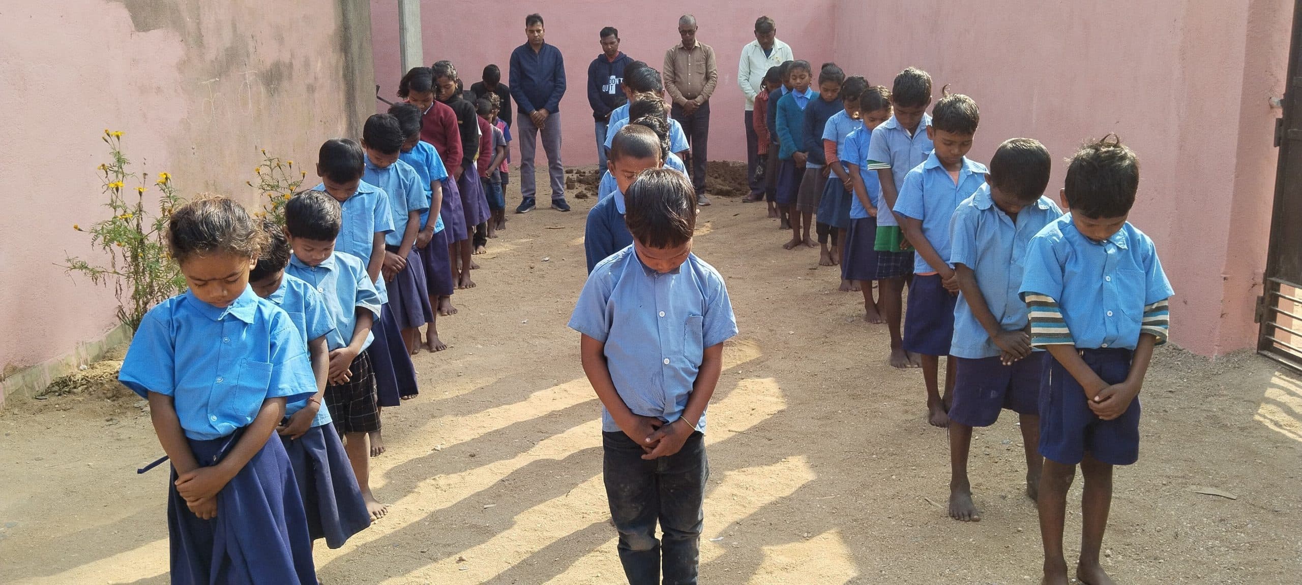 स्कूल में बच्चों ने पूर्व पीएम डॉ मनमोहन सिंह को दी श्रद्धांजलि