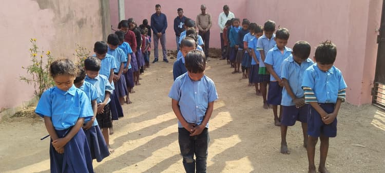 स्कूल में बच्चों ने पूर्व पीएम डॉ मनमोहन सिंह को दी श्रद्धांजलि