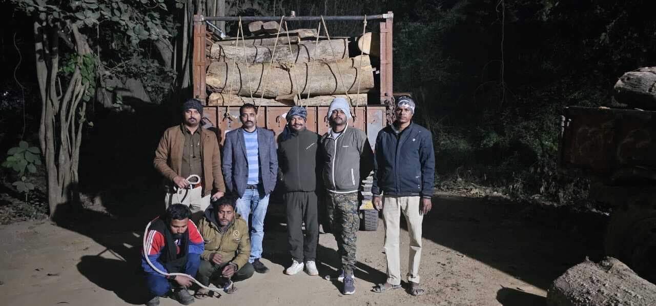 वन विभाग ने लकड़ी लदा वाहन के साथ दो लोगों को पकड़ा