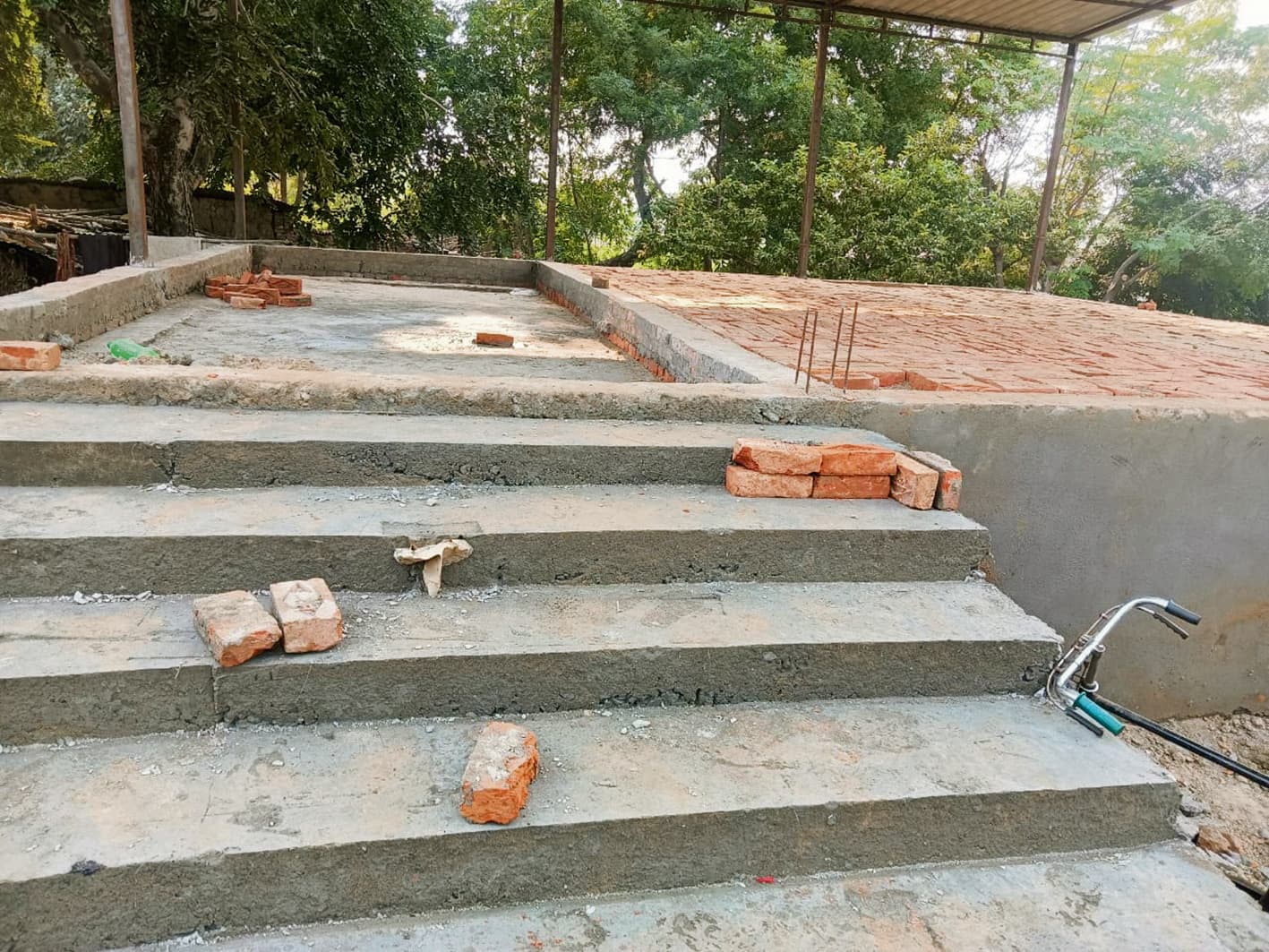 Buxar News: अंजनी सरोवर की सीढ़ी और मंच के निर्माण कार्य में गड़बड़ी