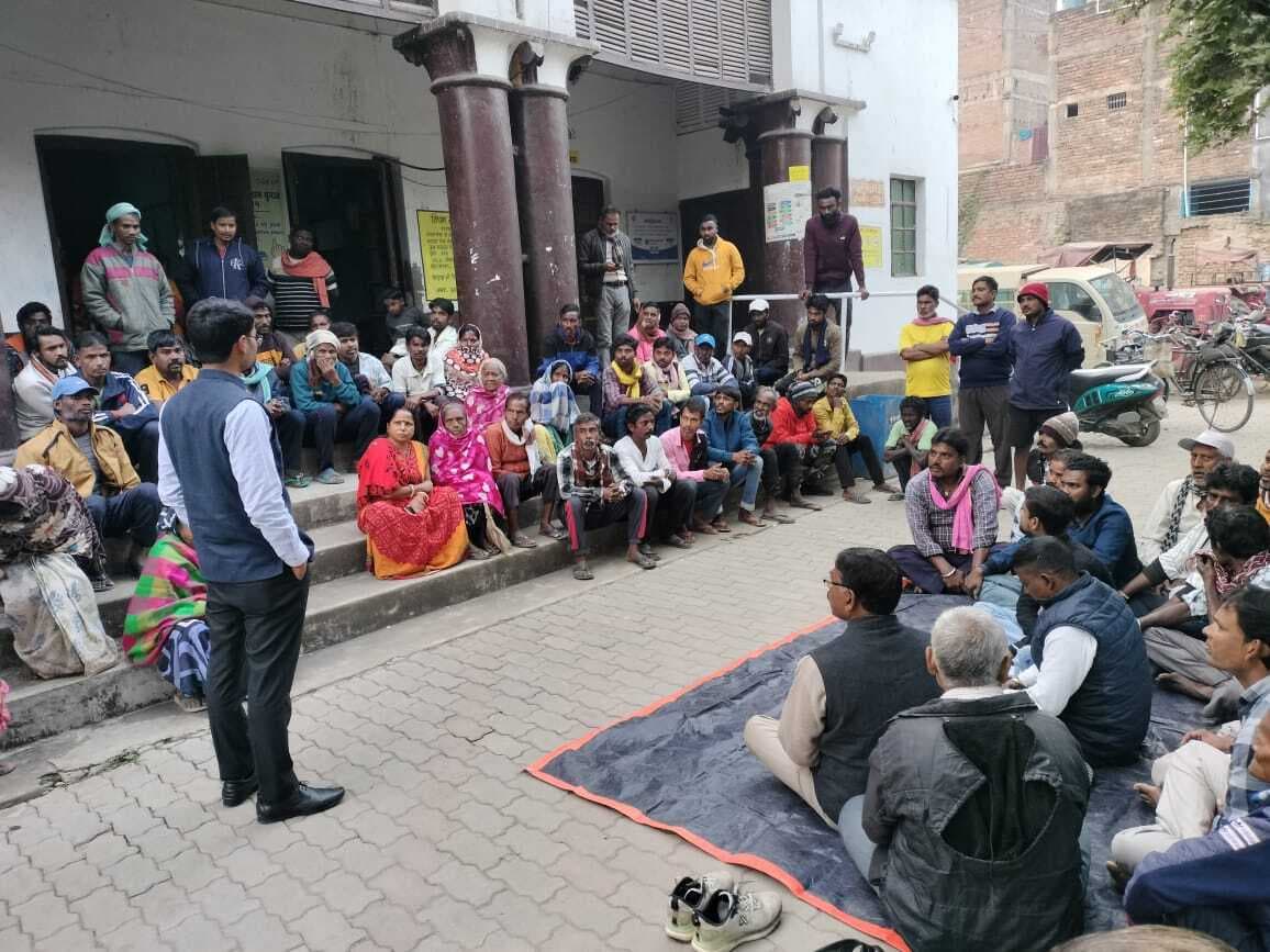 समय पर पेंशन नहीं मिलने पर नप कर्मचारियों ने जताया विरोध