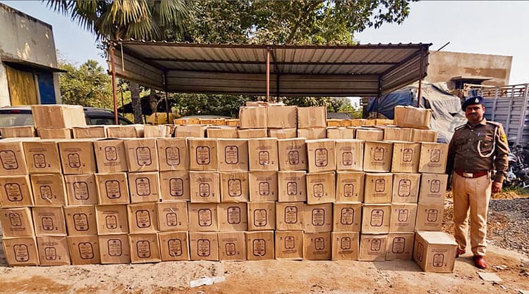 Chhapra News : पंजाब से छपरा आ रहे कंटेनर से 50 लाख की 544 कार्टन शराब बरामद