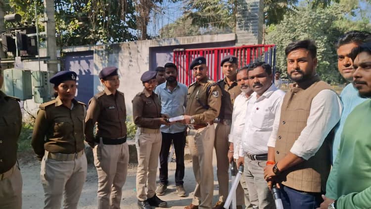 भाजयुमो ने ट्रैफिक पुलिस को प्रदान किया बैटन लाइट