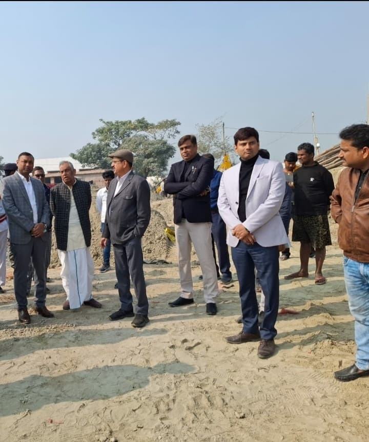 निरीक्षण करने कर्पूरीग्राम पहुंची अधिकारियों की टीम