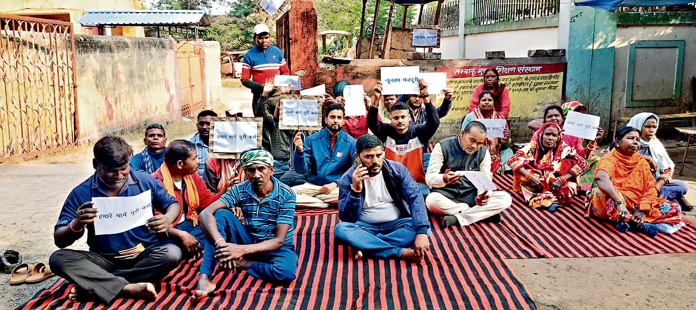 हक के लिए नप के बाहर धरना पर बैठे सफाईकर्मी