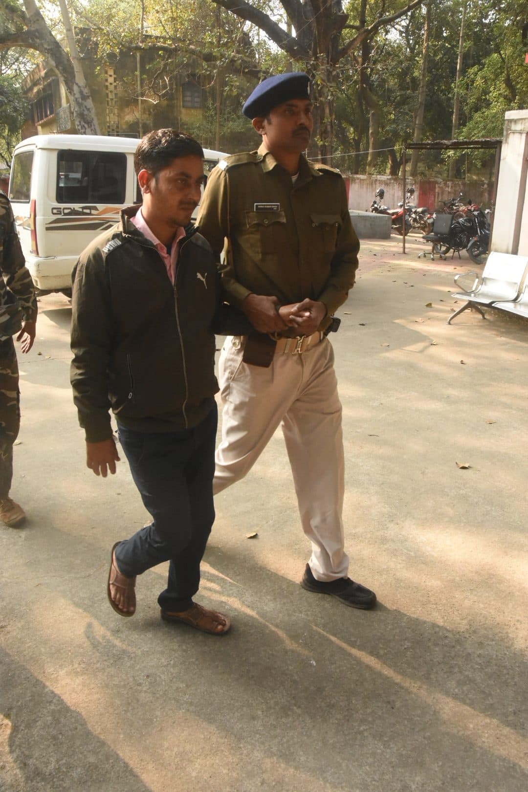 Dhanbad News : धनबाद अभिलेखागार के प्रधान सहायक और अनुबंधकर्मी 6500 रुपये घूस लेते पकड़ाये