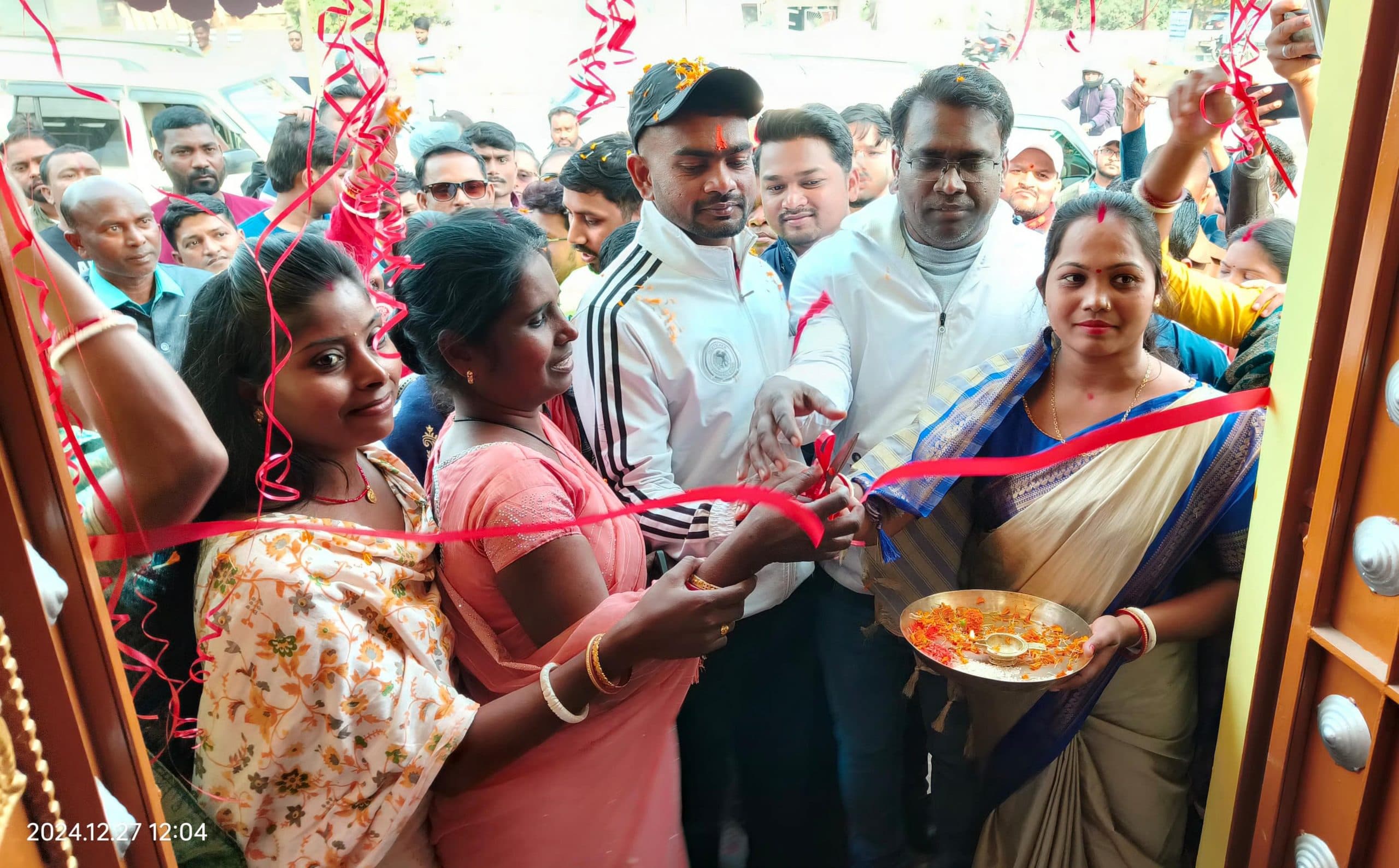 Dhanbad News : जन्मदिन पर डुमरी विधायक जयराम महतो ने किया रक्तदान