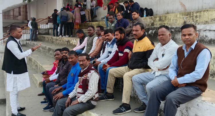 Dhanbad News: बीमार सहायक अध्यापक का इलाज करायेगा संघ